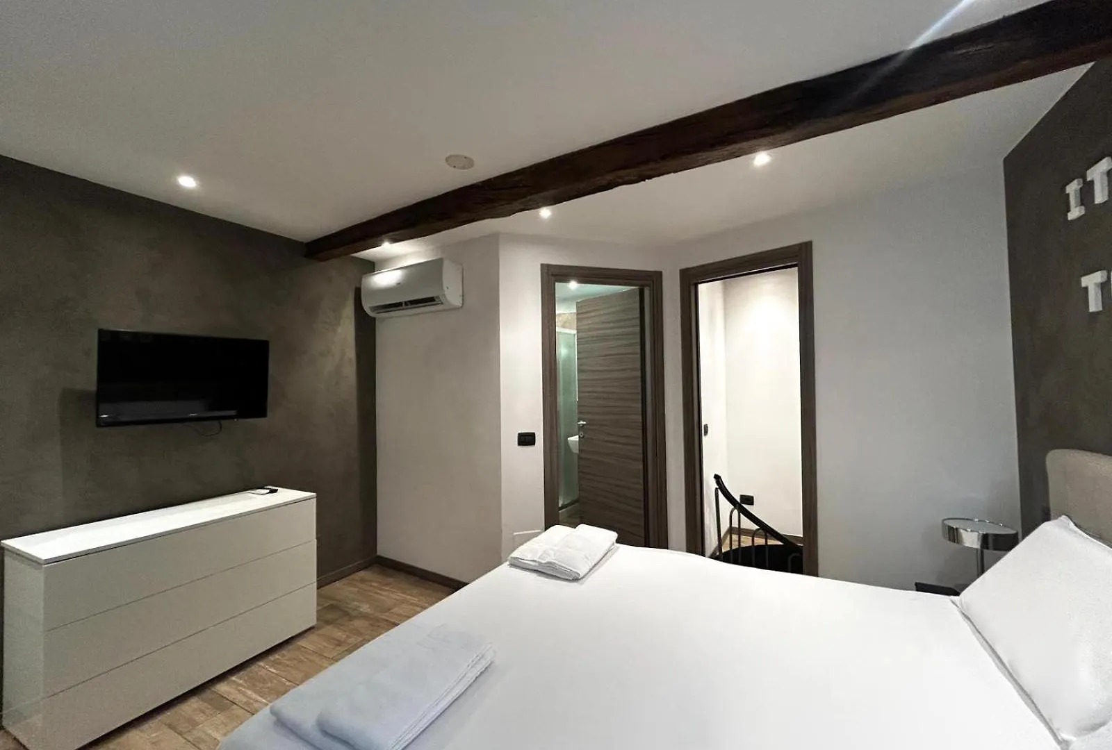 Leonardo Duplex Apartment Milan